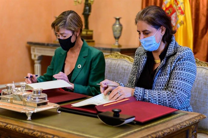 La presidenta del Consejo General de la Abogacía Española y de su Fundación, Victoria Ortega, y la subsecretaria  de Asuntos Exteriores, Unión Europea y Cooperación, María Celsa Nuño García