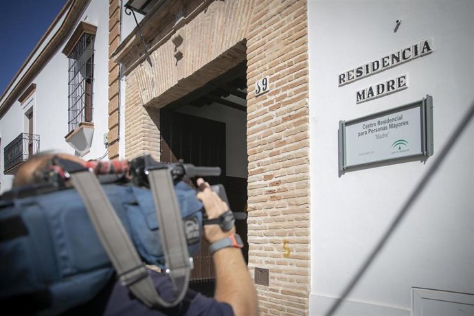 Fachada de la residencia Madre donde se ha registrado un brote con 25 casos confirmados de Covid en el pueblo sevillano de Écija, en el primer día en el que la Junta de Andalucía resolvió, mediante un boletín oficial (BOJA) extraordinario, que la restri
