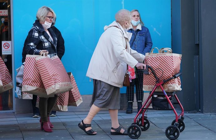 04 November 2020, England, Newcastle: Shoppers are seen in Northumberland Street ahead of a national lockdown for England from Thursday due to an increase in the coronavirus cases. Photo: Owen Humphreys/PA Wire/dpa
