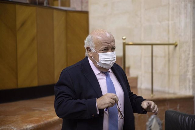 El consejero de Salud y Familias, Jesús Aguirre, minutos antes de su comparecencia en la primera jornada del Pleno del Parlamento de Andalucía. En Sevilla (Andalucía, España), a 04 de noviembre de 2020.