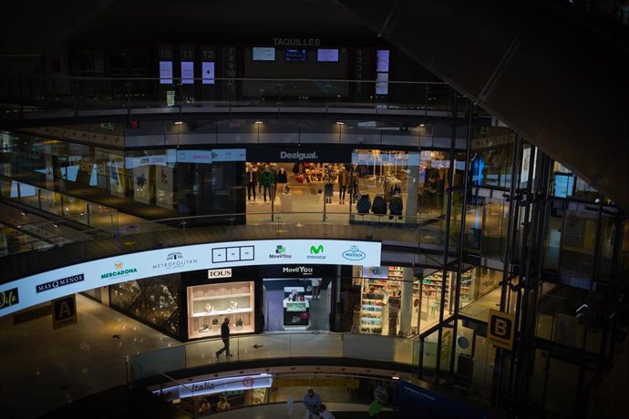 Vista general del interior del Centro Comercial Las Arenas en Barcelona, Catalunya (España), a 29 de octubre de 2020. El Gobierno de la Generalitat ha anunciado hoy nuevas medidas para combatir el coronavirus. Entre ellas se incluye el cierre de centros