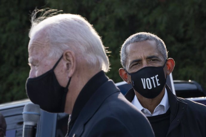 Barack Obama y Joe Biden en un acto de campaña en Míchigan