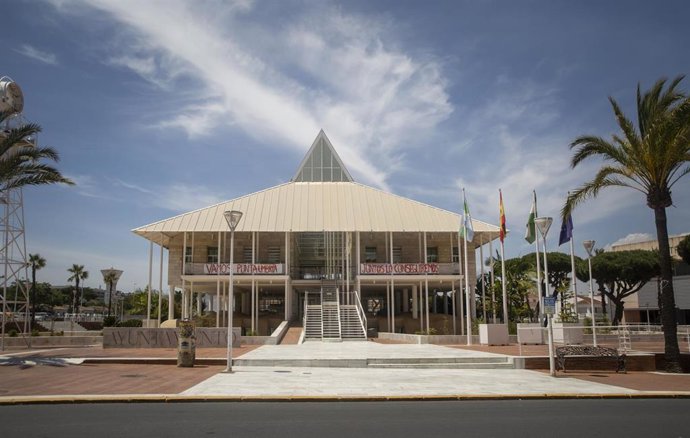 La fachada principal del Ayuntamiento de Punta Umbría (Huelva) con un mensaje de ánimo durante la segunda semana de la Fase 1, en una imagen de archivo.