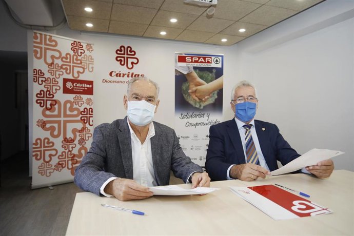 Director de Cáritas Diocesana de Canarias, Gonzalo Marrero, junto al presidente de SPAR Gran Canaria, Ángel Medina