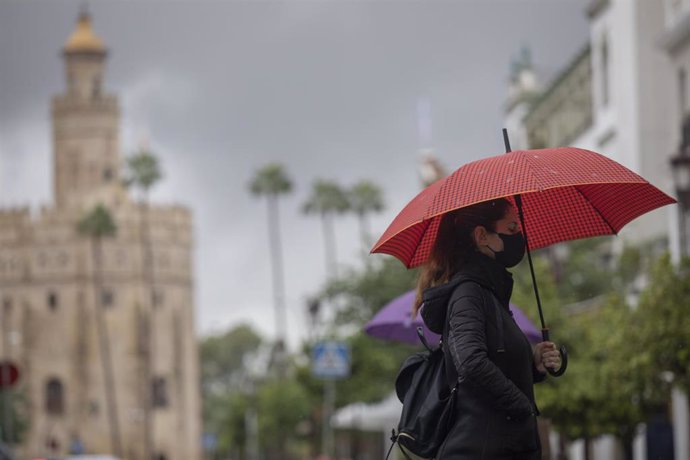 Una mujer bajo siu paraguas durante una jornada de lluvia. En Sevilla (Andalucía, España), a 22 de octubre de 2020.