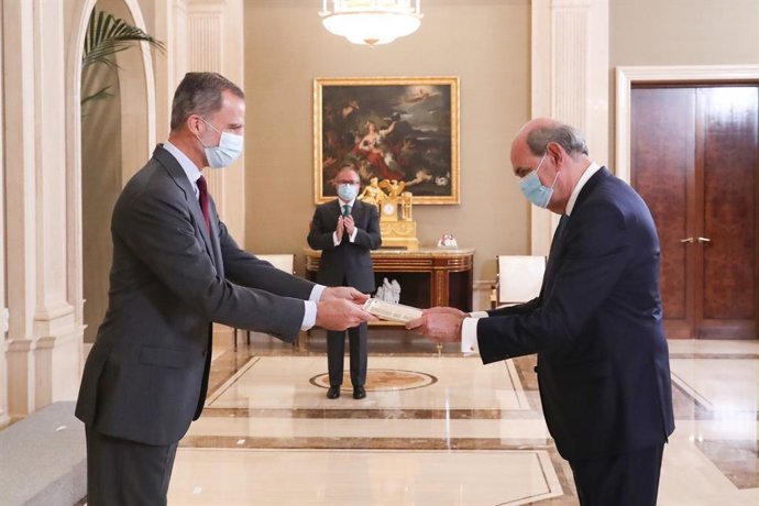 Don Felipe entrega el XXX Premio FIES de Periodismo a Ignacio Astarloa en el Palacio de La Zarzuela.