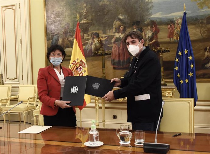 La ministra de Educación y FP, Isabel Celaá, y el director del Instituto Cervantes, Luis García Montero, en la firma de un convenio la semana pasada