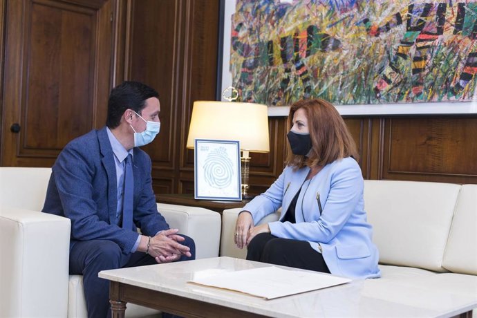 El presidente de la Diputación, Javier Aureliano García, junto a Eva Payés, de 'Payés Cruz'