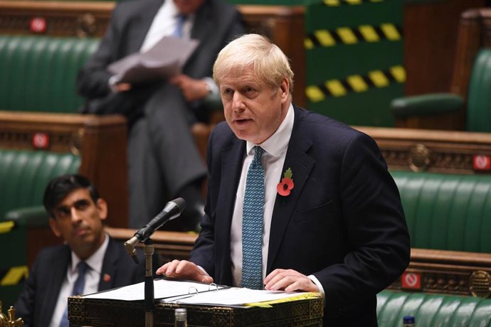 El primer ministro británico, Boris Jonhnson, se dirige a los parlamentarios para explicar el nuevo confinamiento en el país. 