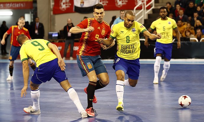 Sergio Lozano intenta llevarse la pelota ante Leo Santana en uno de los amistosos entre la selección española y Brasil de 2019