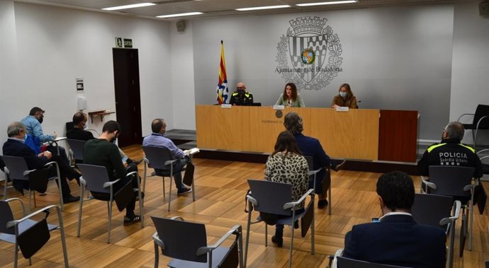 El Ayuntamiento de Badalona (Barcelona) atribuye el brote de la Guardia Urbana al "mal uso de la mascarilla"