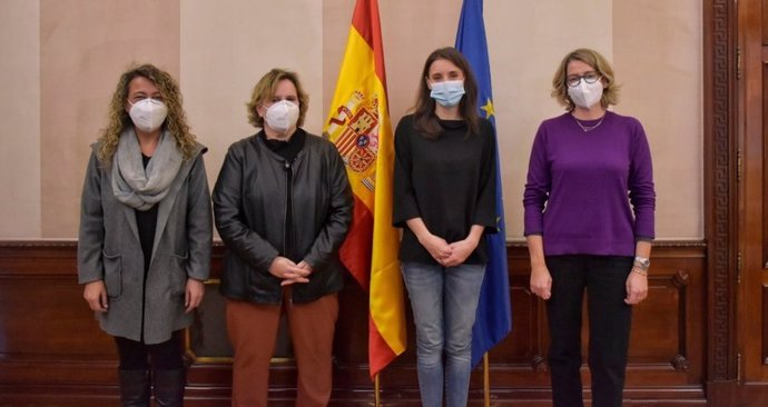 La presidenta de FADEMUR, Teresa López, y otras representantes de la federación se reúnen con la Ministra de Igualdad, Irene Montero