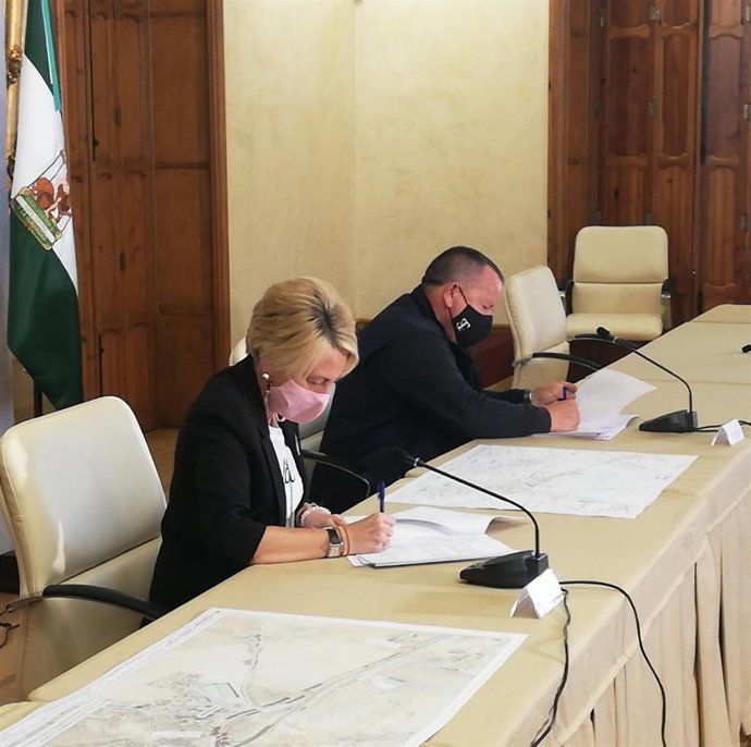 Firma de la cesión entre la delegada territorial y el alcalde de Alcóntar