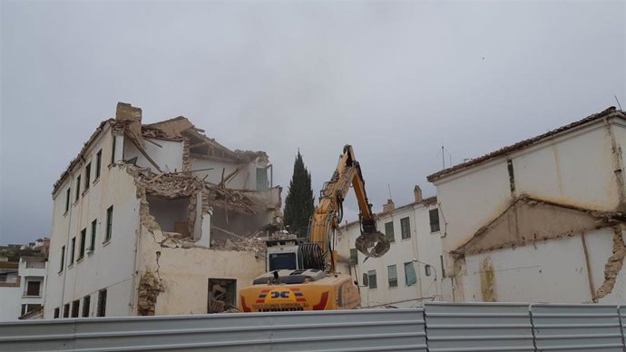 Trabajos de derribo del cuartel de la Guardia Civil de Huelma