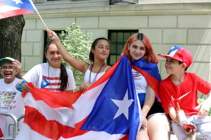 Varios jóvenes con la bandera de Puerto Rico. 