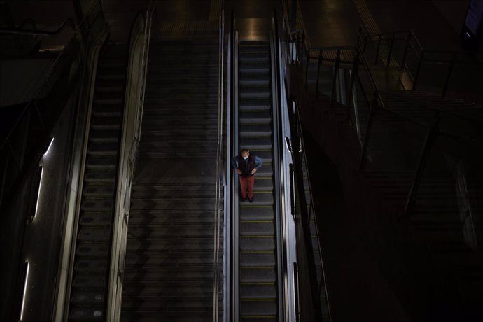 Un hombre baja por las escaleras del metro de Barcelona, en la primera mañana después del toque de queda en la ciudad, en Barcelona, Catalunya (España), a 26 de octubre de 2020. 