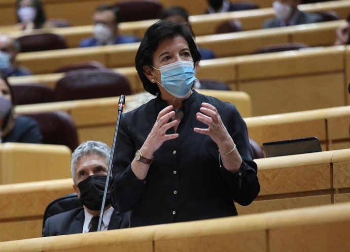 La ministra de Educación y Formación Profesional, Isabel Celaá, interviene durante una sesión de control al Gobierno en el Senado, en Madrid (España), a 3 de noviembre de 2020. Durante el pleno de hoy, el Ejecutivo ha respondido a cuestiones relacionada