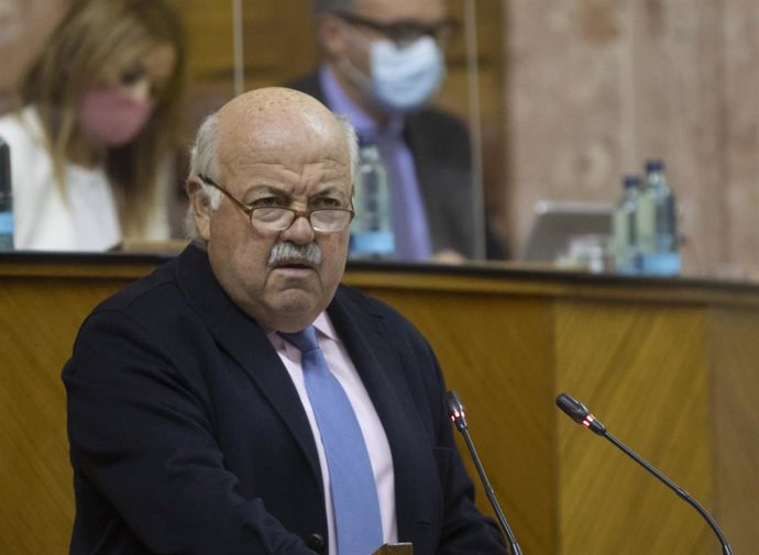 El consejero de Salud y Familias, Jesús Aguirre, durante su comparecencia en la primera jornada del Pleno del Parlamento de Andalucía. En Sevilla (Andalucía, España), a 04 de noviembre de 2020.