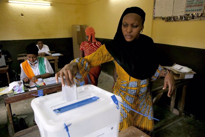 Una mujer vota en las elecciones en Costa de Marfil