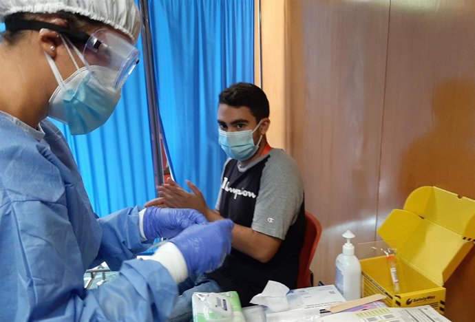 Profesional sanitario realiza una prueba PCR, en una imagen de archivo