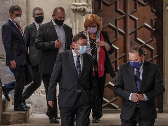El Ministro de Transportes, Movilidad y Agenda Urbana, José Luis Ábalos (d), y el president de la Generalitat, Ximo Puig, a su llegada a la presentación del proyecto de Presupuestos Generales del Estado 2021