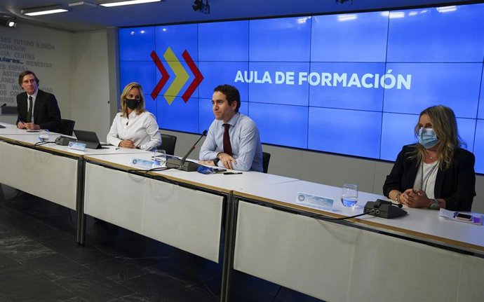 El secretario general del PP, Teodoro García Egea, con Ana Camins y Mari Mar Blanco, en el Aula de Formación del PP. En Madrid, 4 de noviembre de 2020.
