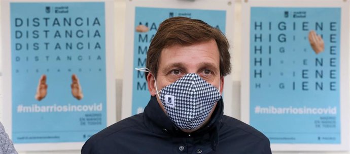 El alcalde de Madrid, José Luis Martínez-Almeida, durante su visita a un punto de información para prevenir la transmisión de la Covid-19 que Madrid Salud y SAMUR-Protección Civil han instalado en Madrid (España), a 28 de octubre de 2020.
