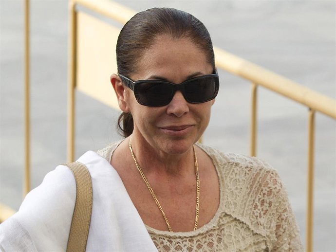Spanish singer Isabel Pantoja arrives at the Malaga court on the first day of the trial for alleged money-laundering and embezzlement on June 28, 2012 in Malaga, Spain.
