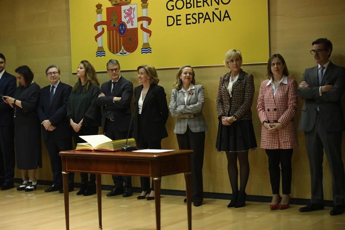 La vicepresidenta tercera y ministra de Asuntos Económicos y Transformación Digital, Nadia Calviño (4d), durante la toma de posesión de altos cargos de su Departamento en la sede del Ministerio en febrero de 2020.