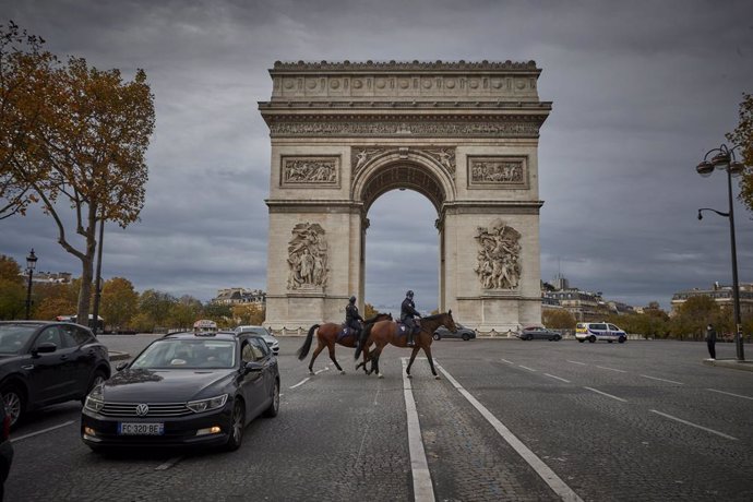 Dos policías a caballo en París tras el anuncio de nuevas restricciones por el coronavirus