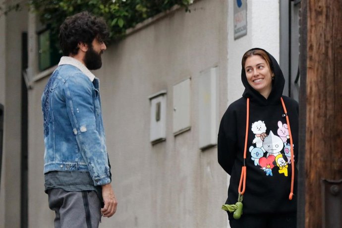 Blanca Suárez y Javier Rey pasean a la mascota de la actriz