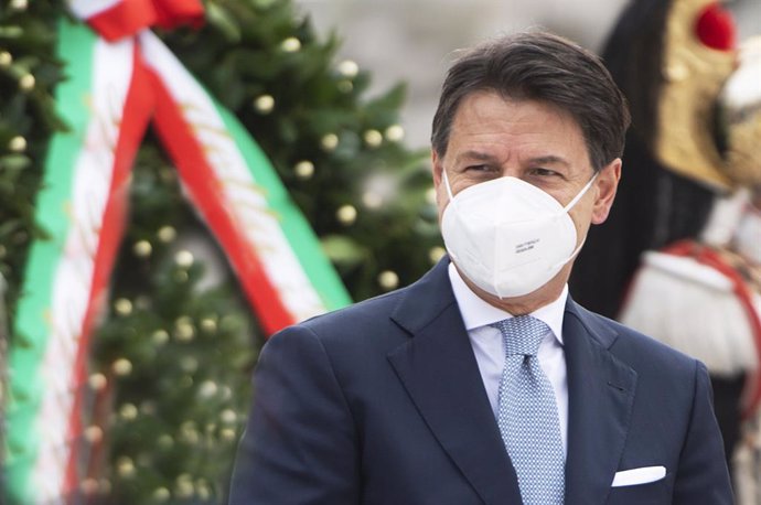 HANDOUT - 04 November 2020, Italy, Rome: Italian Prime Minister Giuseppe Conte attends the National Unity and Armed Forces Day celebrations at Tomb of the Unknown Soldier which marks the anniversary of the end of World War I for Italy, on 04 November 19