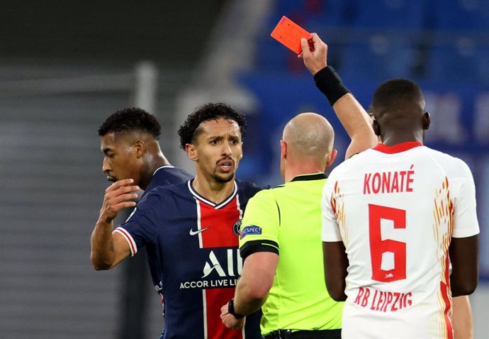 04 November 2020, Saxony, Leipzig: Paris Saint-Germain's Presnel Kimpembe (2nd L) receives the red card from referee Szymon Marciniak (C) during the UEFA Champions League Group H soccer match between RB Leipzig and Paris Saint-Germain at the Red Bull Ar