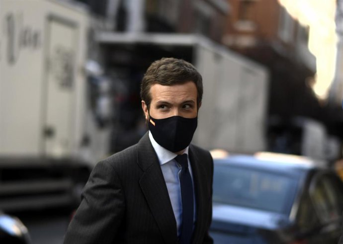 El presidente del PP, Pablo Casado, llega a Casa América para participar en el XXIII Congreso Nacional de la Empresa Familiar, en Madrid (España), a 26 de octubre de 2020.