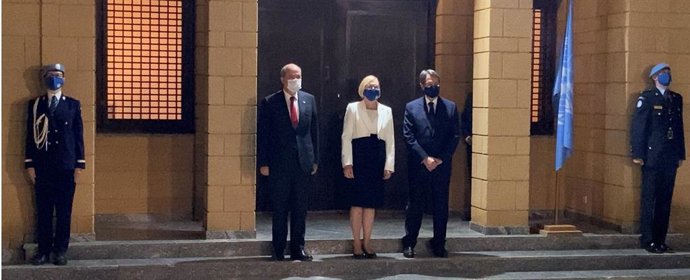 De izquierda a derecha, el presidente de Chipre del Norte, Ersin Tatar, la representante especial de la ONU en Chipre, Elizabeth Spehar, y el  presidente de Chipre, Nicos Anastasiades 