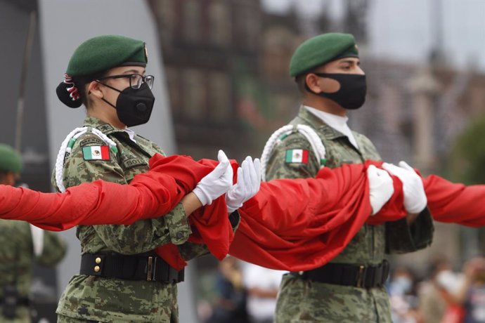 Dos soldados del Ejército de México durante las ceremonías por el aniversario de la independencia del país.