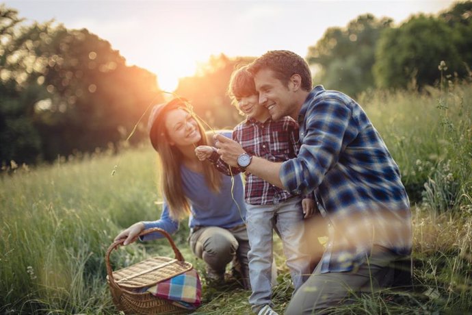 Fotografía de una familia haciendo picnic
