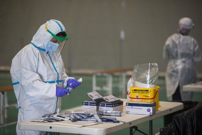 Sanitarios trabajando durante las pruebas de cribado de covid-19 con test de antígenos en pabellones deportivos de la ciudad. En Sevilla (Andalucía, España), a 28 de octubre de 2020.
