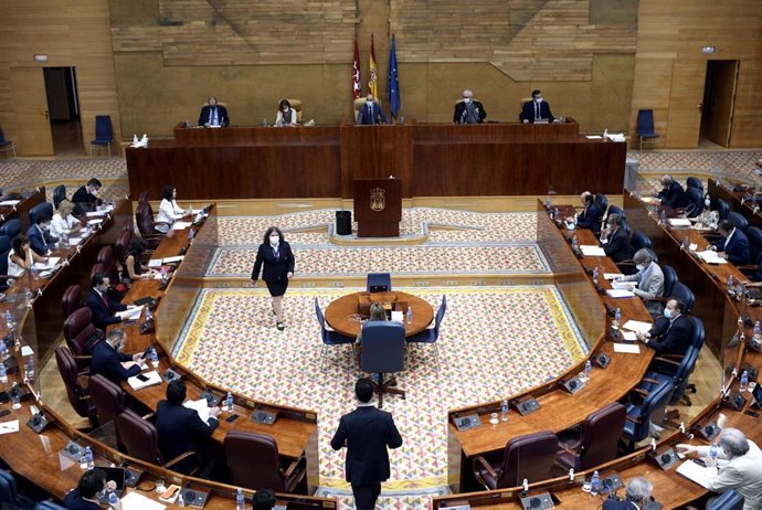 Vista del pleno de la Asamblea de Madrid durante una sesión de control al Gobierno en Madrid (España), a 9 de julio de 2020. Entre otras cuestiones, el pleno debate una iniciativa de Vox para que Ayuso y sus consejeros bajen su sueldo hasta presentar pr