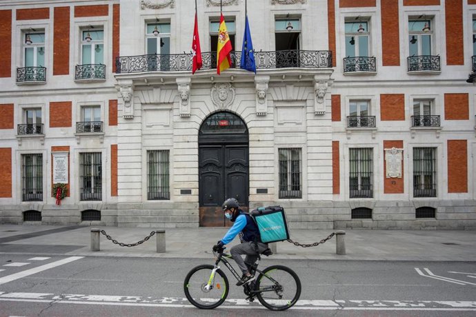 Un 'rider' de Deliveroo circula por la Puerta del Sol, en Madrid (España) 