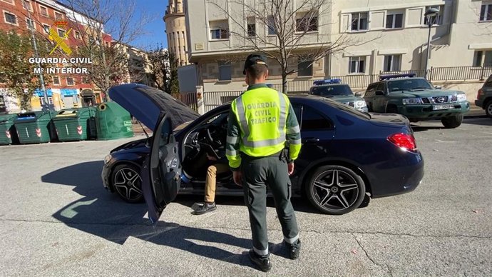 Imagen de la Guardia Civil con un vehículo.