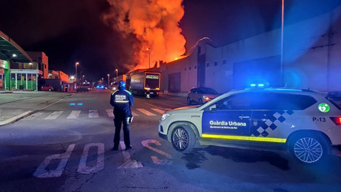 Pla general d'un incendi en una fbrica de motocicletes a Molins de Rei el 4 del 2020. (Horitzontal)