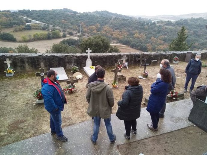 Imatge de l'enterrament de les restes de dos soldats republicans al cementiri de Foradada, el 4 de novembre del 2020. (Horitzontal)