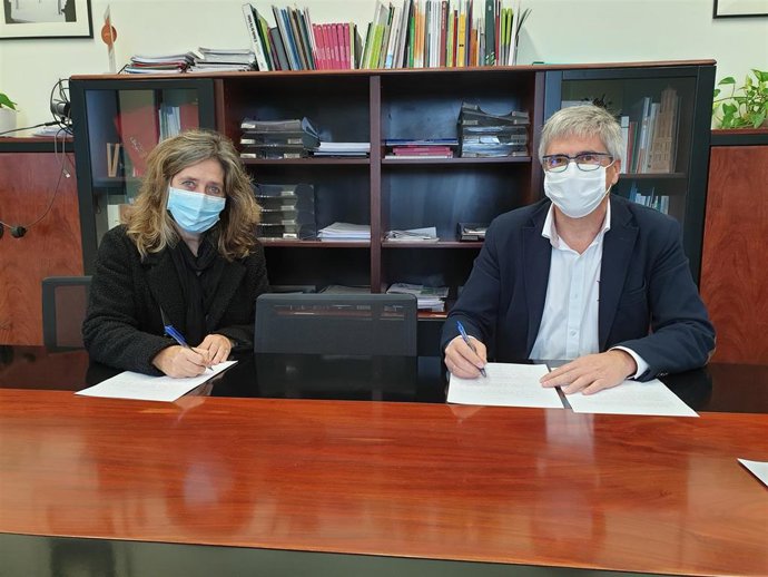 El director general de Educación, Gil Sevillano, y Fuensanta Onrubia, representante de la Escuela Navarra de Teatro en la firma del convenio.