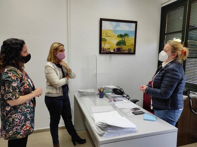 La alcaldesa de Alcalá de Guadaíra, Ana Isabel Jiménez, ha visitado los Servicios Sociales municipales.