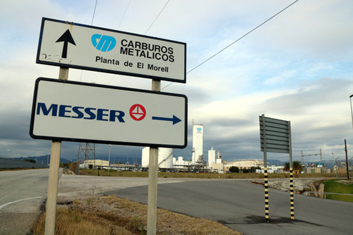 Pla sencer de dos cartells de l'empresa Messer i Carburos Metálicos al polígon petroquímic nord de Tarragona, el 5 de novembre del 2020. (Horitzontal)