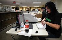 Diversos simpatitzants de Trump envolten un centre de votació d'Arizona al crit de "compteu els vots!"
