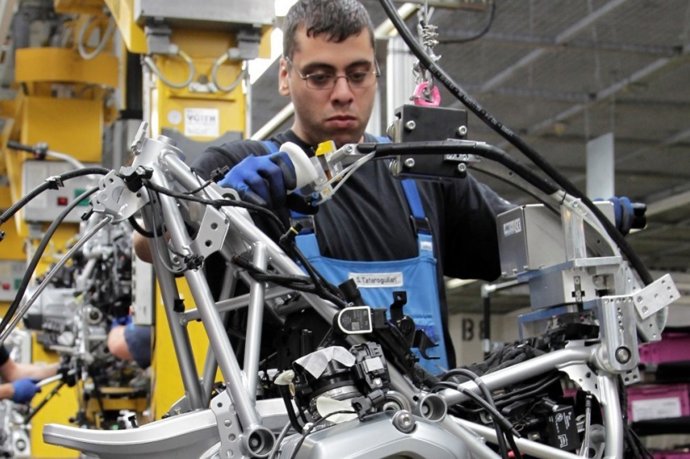 Un operario ensamblando una motocicleta.