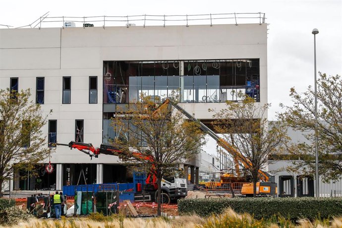 Varios obreros trabajan en las obras del nuevo Hospital de Emergencias de la Comunidad de Madrid