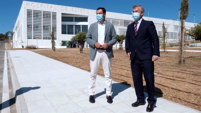 El presidente de la Junta, Juanma Moreno, y el alcalde de Estepona, José María García Urbano, visitan el futuro Hospital de Estepona